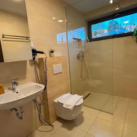 S 6 Izbami - 12 Pevnych Lozok A Pristelky Apartmán *