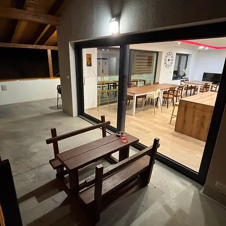 S 6 Izbami - 12 Pevnych Lozok A Pristelky Apartmán