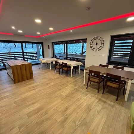 S 6 Izbami - 12 Pevnych Lozok A Pristelky Apartmán *